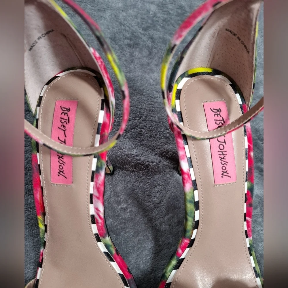 Betsey Johnson floral print heels black pom poms pink black green size 7B